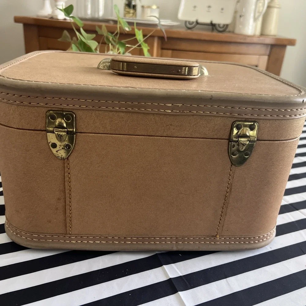 Vintage JC Higgins Train Cosmetic Beauty Traveling Case Mirror, 40's-50's Solid